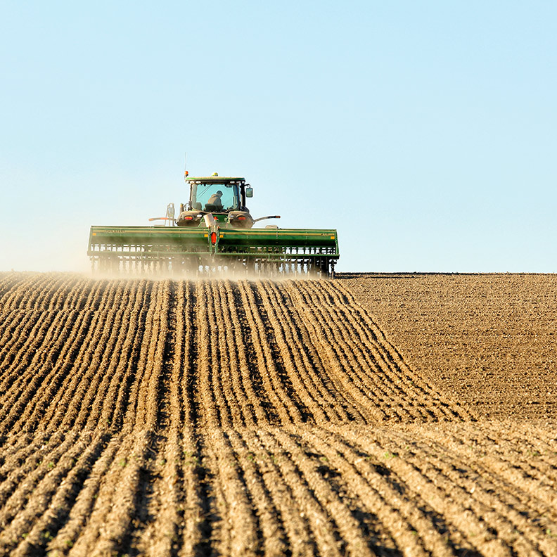 Tractor SpringPlanting InField 792x792