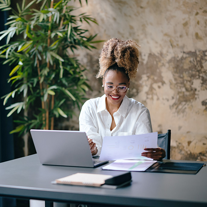 FinancialBusinessWoman WorkingComputer 684x684